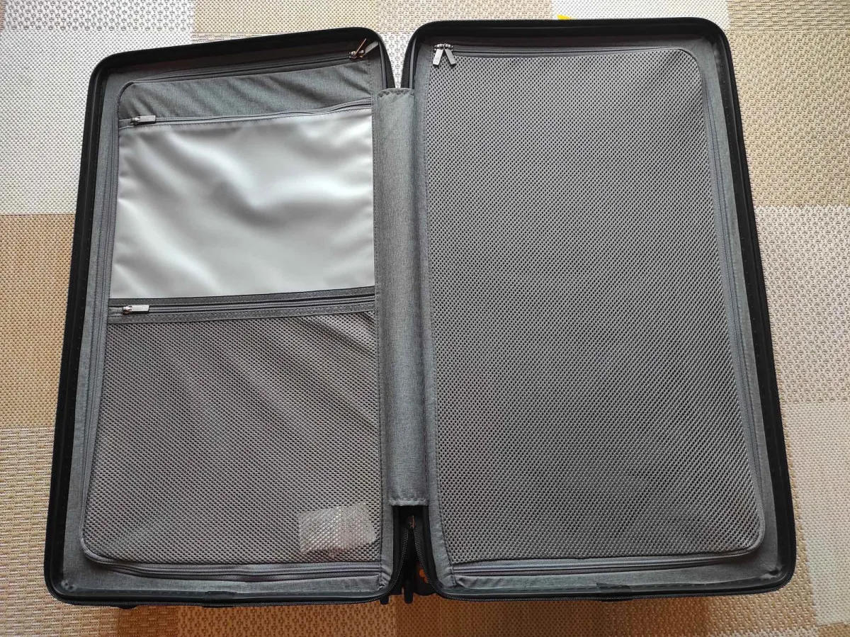 Innenraum des Level8 Voyageur, geöffnet mit sichtbarem Trennsystem und Netzfach