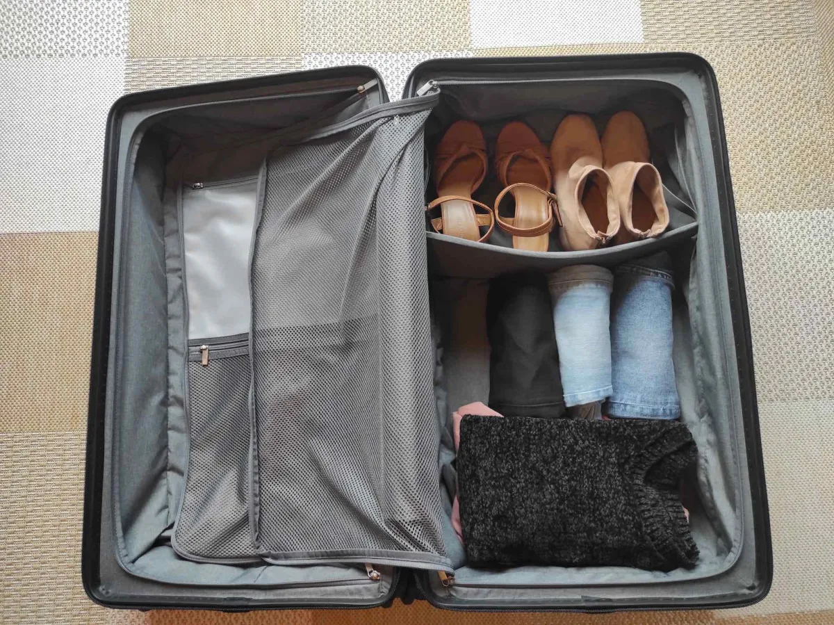 Level8 Voyageur gepackt mit Schuhen und Kleidung, Innenansicht