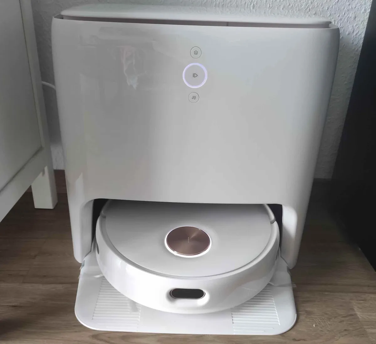 Die Yeedi Floor 3 Station mit Roboter in der Basisstation - weißes Design mit Roségold-Akzenten