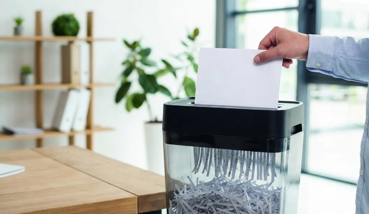 Aktenvernichter im Technik-Check: Plastikschrott oder Stahlqualität?