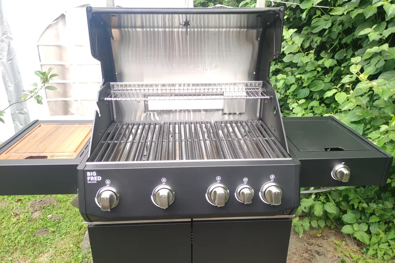 Geöffneter Burnhard Big FRED Deluxe: Edelstahl-Brennkammer, Gussroste und Warmhalterost