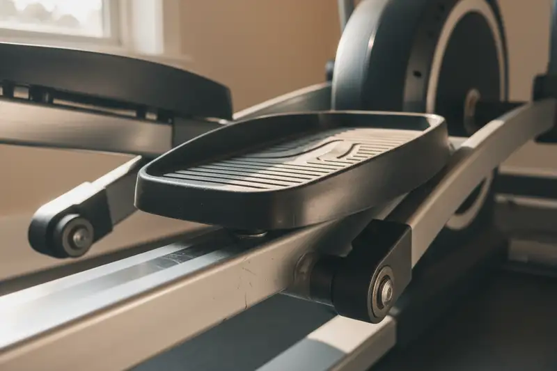 Crosstrainer-Pedale im Detail: Der Abstand zwischen den Pedalen entscheidet über die Gelenkbelastung