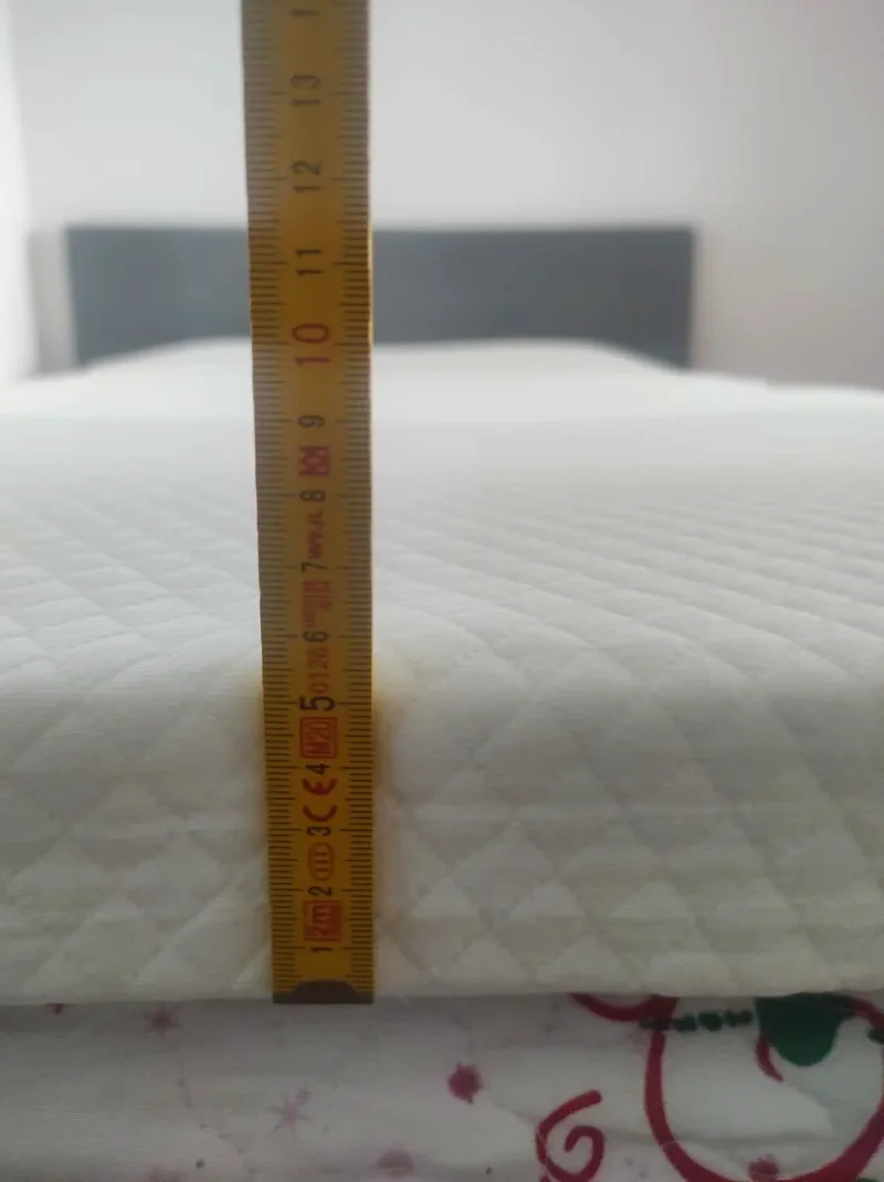 Eigene Höhenmessung am Rand des Dailydream Pure Toppers mit rund fünf Zentimetern