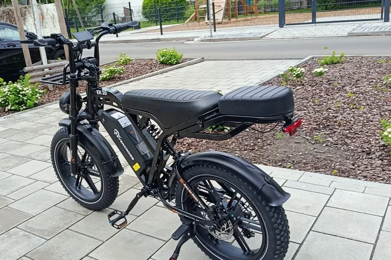 Heckansicht des EVERCROSS EK20 mit langer Sitzbank, Gussfelgen und Rücklicht
