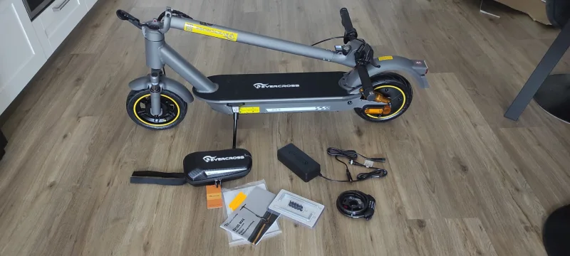 Grauer EVERCROSS EV10S Max nach dem Auspacken mit Ladegerät, Lenkertasche, Anleitung, Werkzeug und Kabelschloss