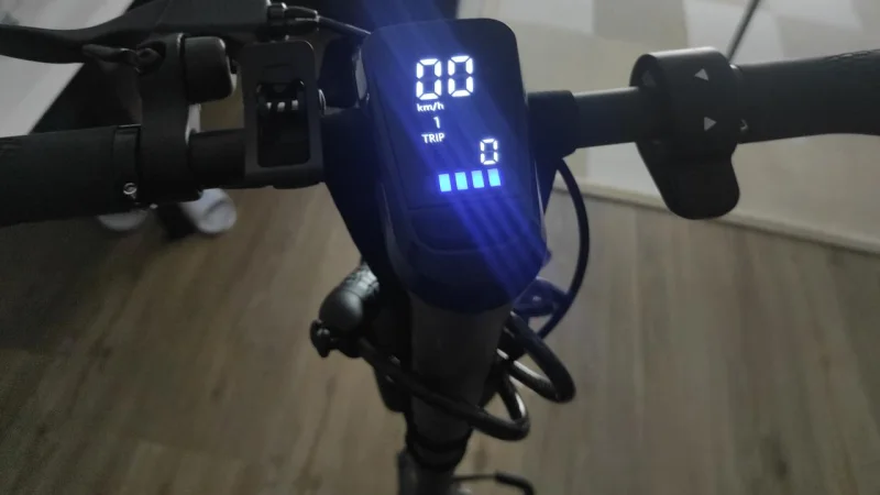 Eingeschaltetes EV10S-Max-Display mit Geschwindigkeitsanzeige, Fahrstufe, Tagesstrecke und Akkubalken zwischen Bremshebel und Daumengas