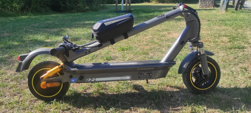 Zusammengeklappter EVERCROSS EV10S Max mit über dem Trittbrett liegender Lenkstange und montierter Tasche