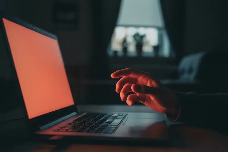 Laptop-Bildschirm mit manipulativen Dark Patterns: gefälschter Countdown-Timer, Knappheitsmeldungen und Confirmshaming-Popup