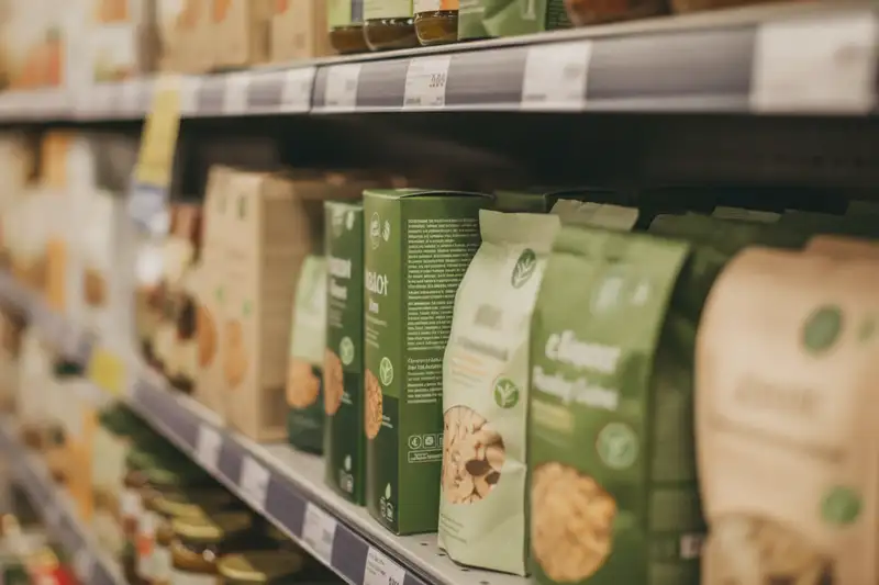 Supermarktregal mit verschiedenen grün und beige gehaltenen Produktverpackungen