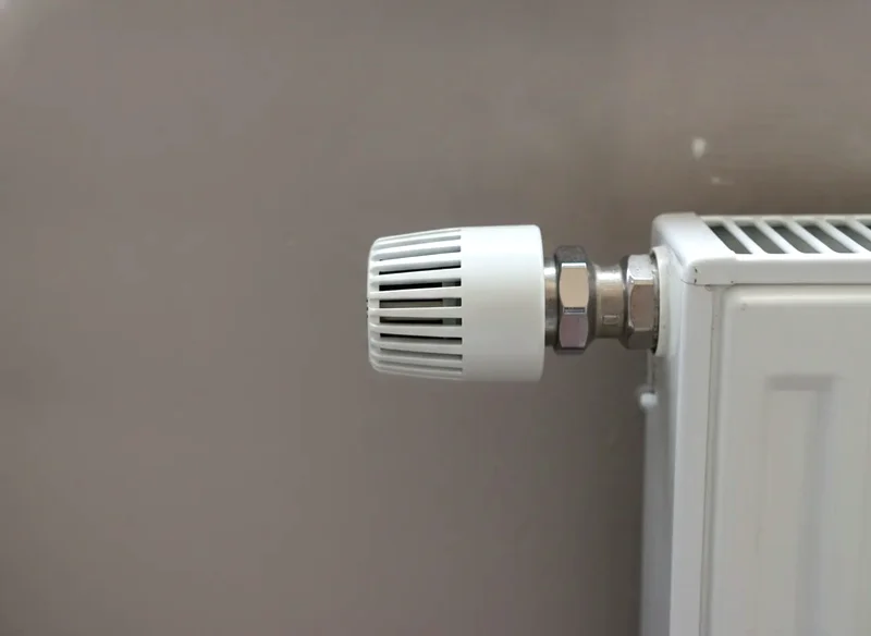 Heizkörper mit einem schlichten mechanischen Thermostatkopf