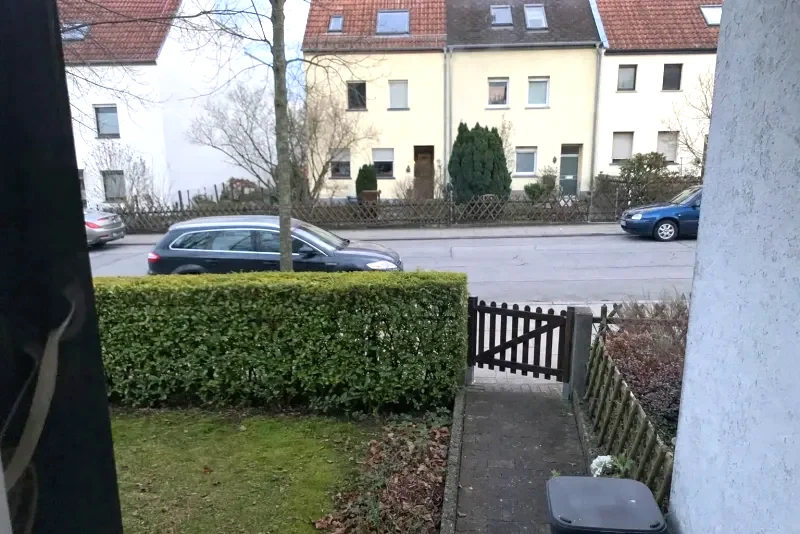 Blick von einer Haustür auf Vorgarten, Gehweg und Straße - der typische Erfassungsbereich einer Video-Türklingel