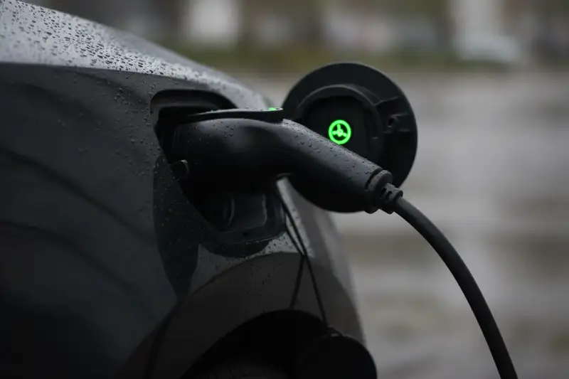 Typ-2-Ladestecker steckt im Ladeanschluss eines Elektroautos
