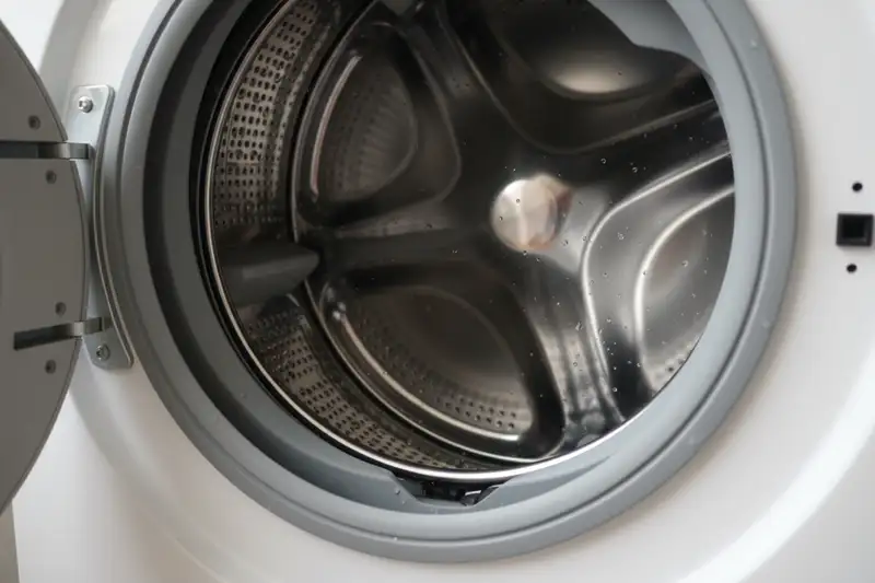 Geöffnete Waschmaschine von der Seite mit Blick auf Bottich und Trommel