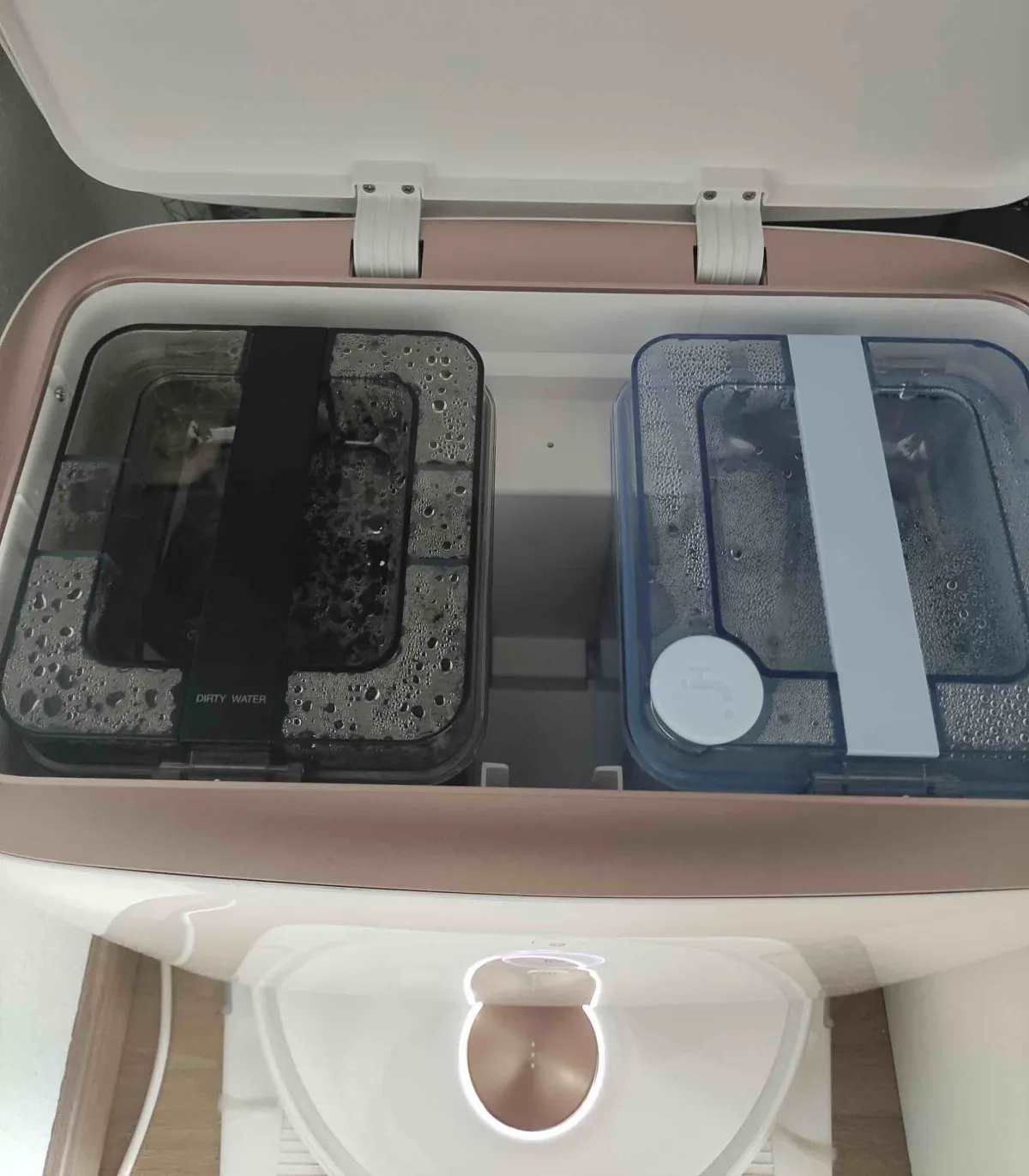 Geöffnete Basisstation mit den beiden 4-Liter-Wassertanks für Frisch- und Schmutzwasser