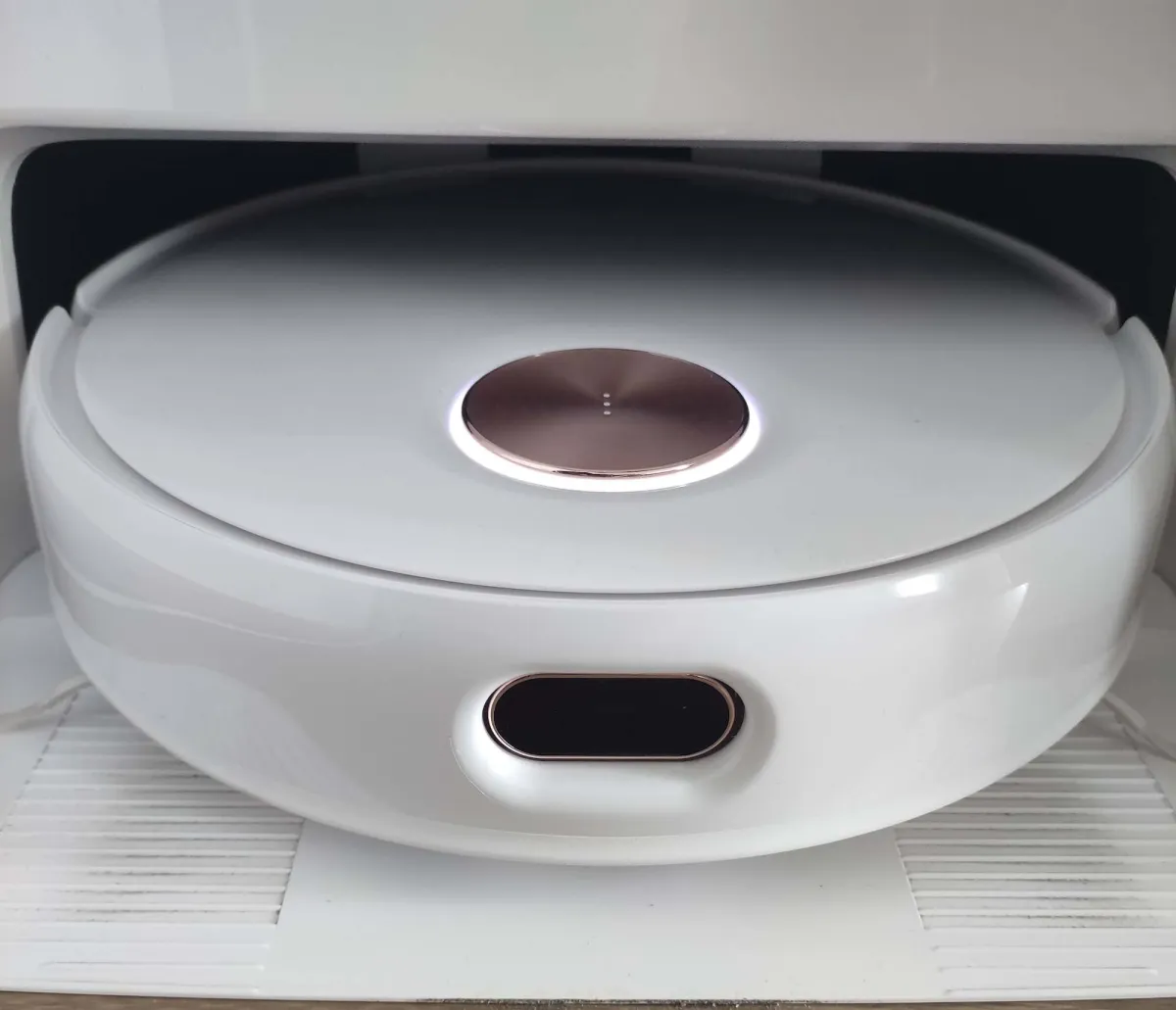 Nahaufnahme des ToF-Navigationssensors an der Vorderseite des Yeedi Floor 3