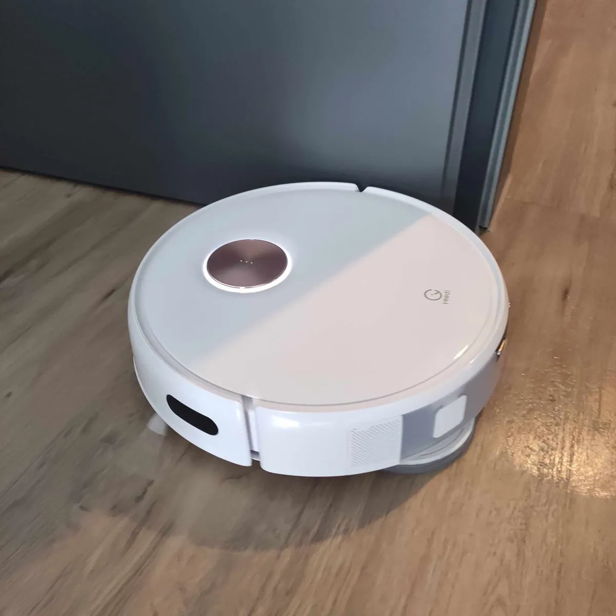 Der Yeedi Floor 3 beim gleichzeitigen Saugen und Wischen auf Hartboden