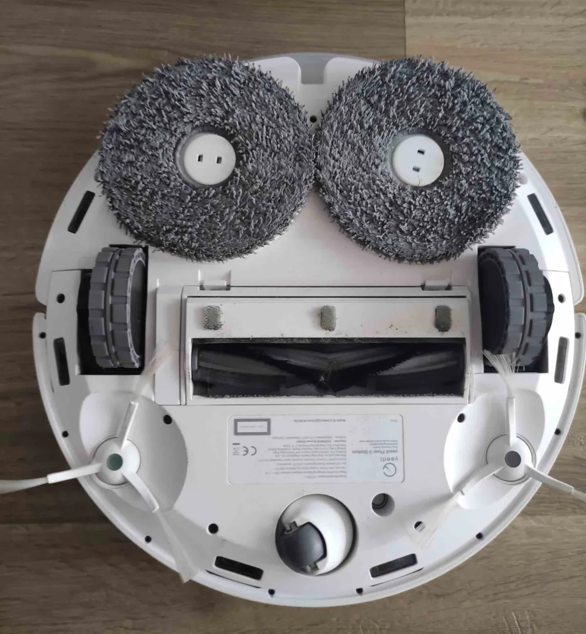 Unterseite der Yeedi Floor 3 Station mit zwei rotierenden Mopps, zwei Seitenbürsten und der Mischbürste in der Mitte