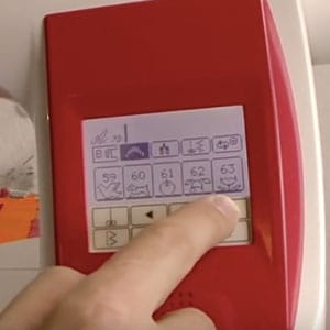 Das Bedienfeld der Nähmaschine N5000 von W6