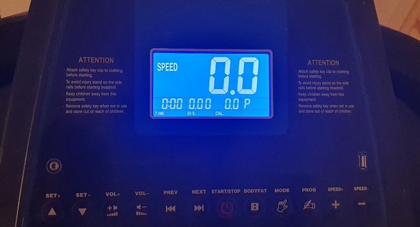 Das LCD-Display des ArtSport Speedrunner 3500 Laufbands leuchtet blau und ist besonders im Dunkeln gut lesbar.