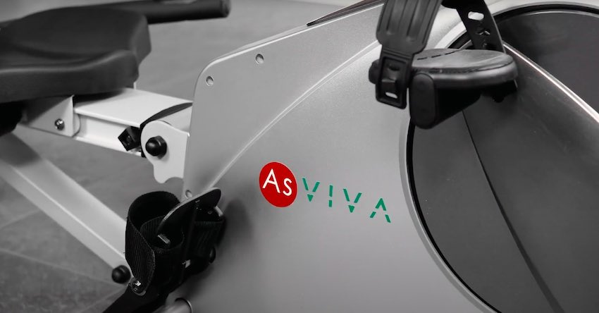Das AsVIVA RA6 2in1 Rudergerät & Liegeergometer verfügt über 2 Paare Fußpedale für beide Funktionen.