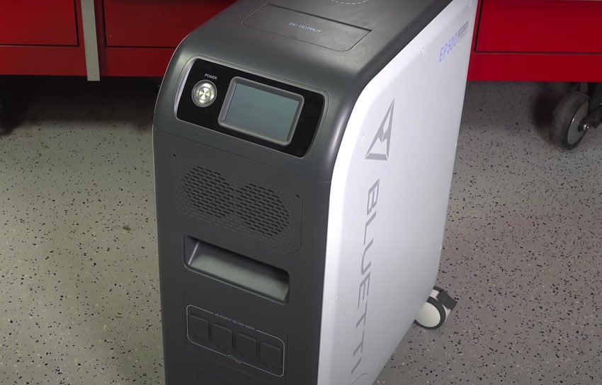 Die Bluetti EP500 Powerstation nach dem Auspacken.
