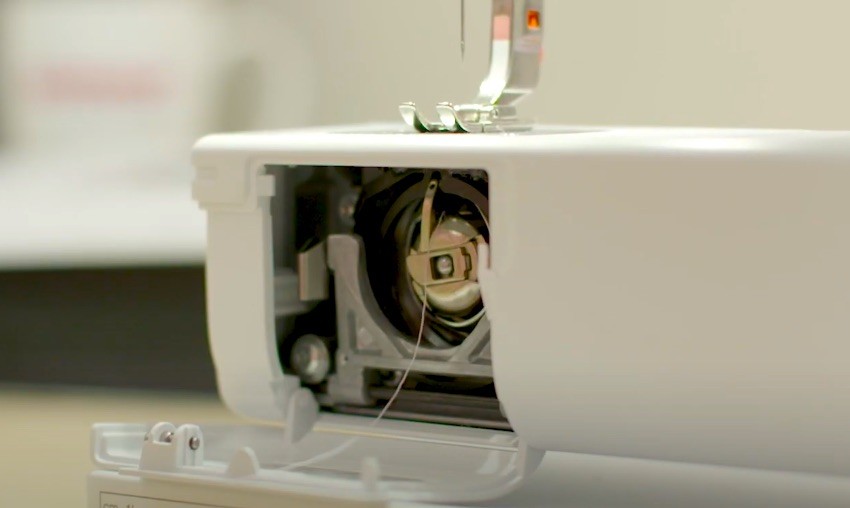 Wechsel der Unterfadenspule bei der Bernina 325 Nähmaschine.