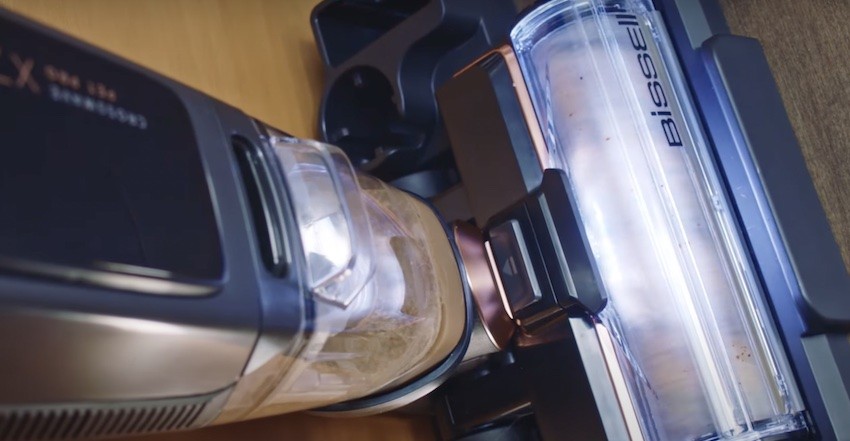 Der Bissell CrossWave X7 Cordless Pet Nass-Trockensauger bei der Selbstreinigung.