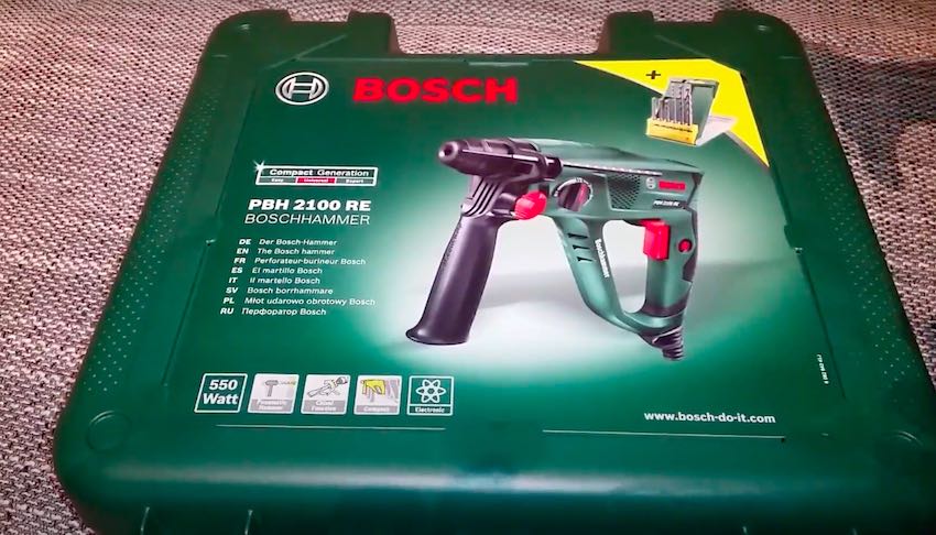 Der Bosch PBH 2100 RE Bohrhammer wird im grünen Transportkoffer ausgeliefert