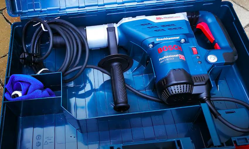 Der Bosch Professional GBH 5-40 DCE Bohrhammer im Transportkoffer.