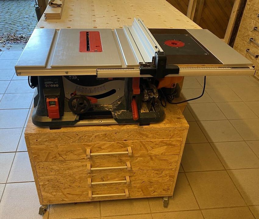 Die Bosch Professional GTS 635-216 Tischkreissäge auf einem Sägestand.