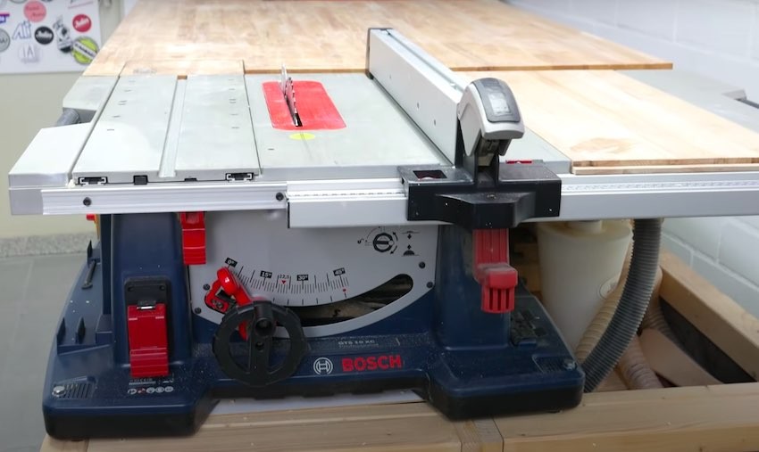 Die Bosch Professional GTS 10 XC Tischkreissäge nach einigen Testeinsätzen.
