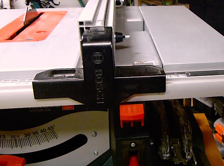 Der Queranschlag bei der Bosch Professional GTS 635-216 Tischkreissäge sitzt gut fest..