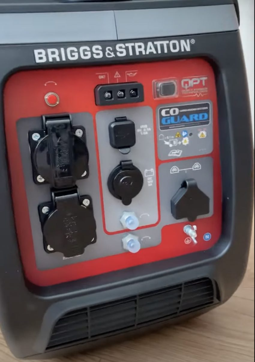 Das Anschlusspanel beim Briggs & Stratton P2400 Inverter-Stromerzeuger.