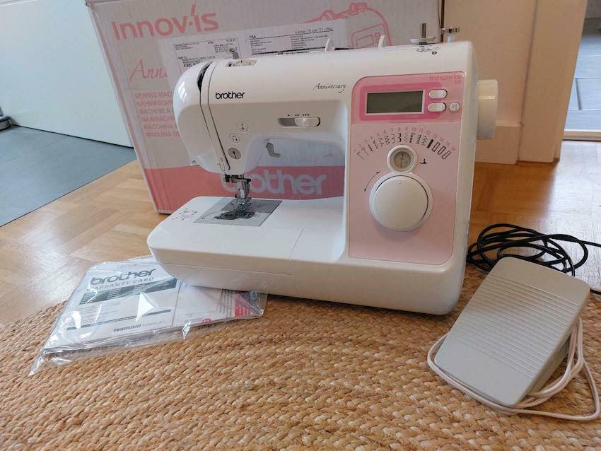 Die Brother Innov-is 10a Anniversary Nähmaschine vor dem Testlauf.