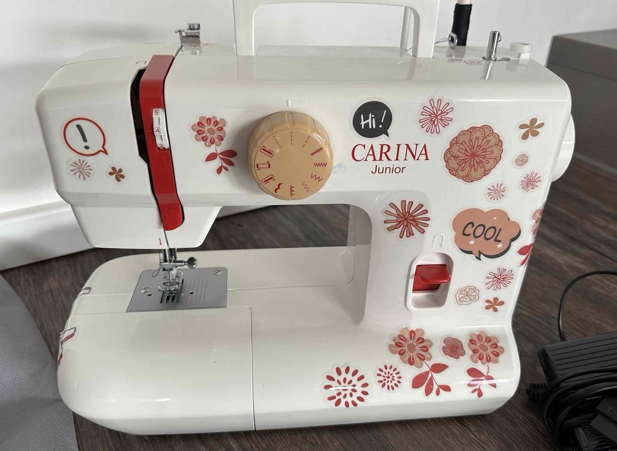 Die Carina Junior Nähmaschine.