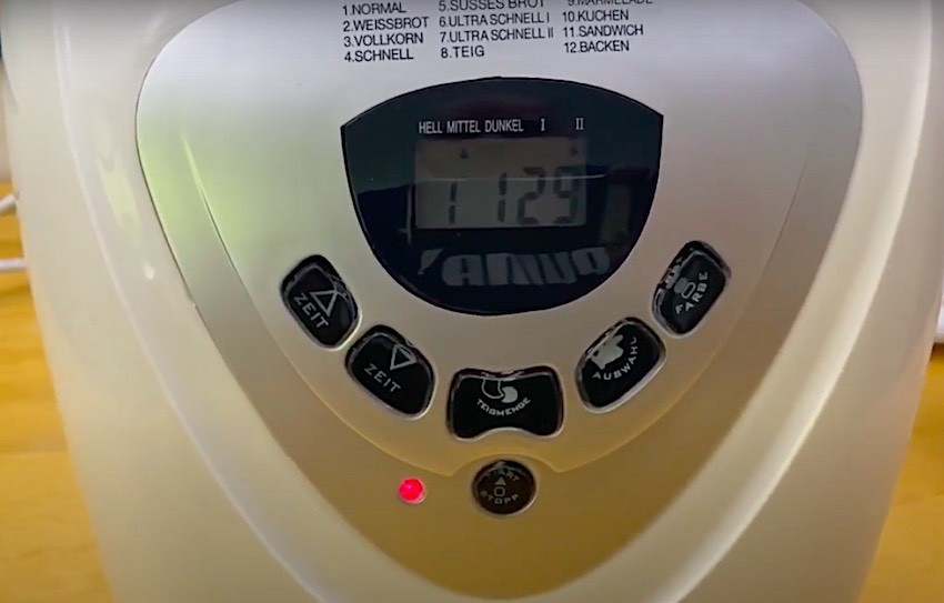 Das Bedienpanel und LCD-Anzeige des Clatronic BBA 3505 Brotbackautomats.
