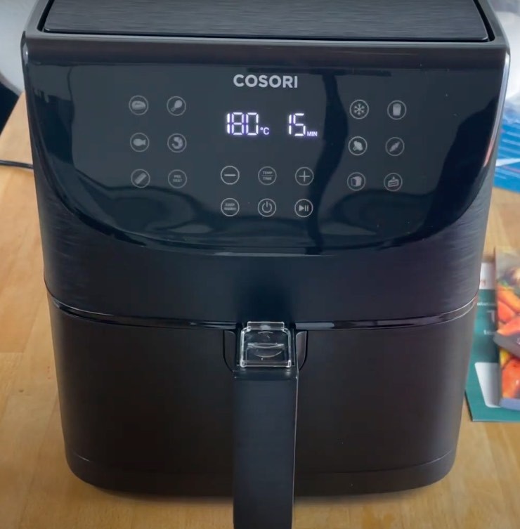 Die Cosori 5,5L XXL Heißluftfritteuse nach dem Auspacken bereit zum Test.