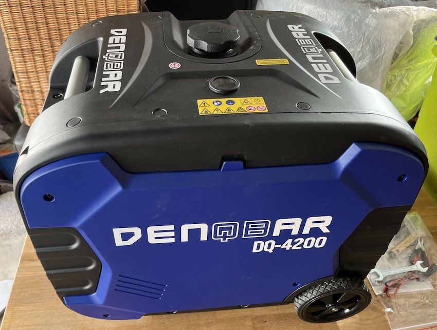 Der DENQBAR DQ-4200 Inverter Stromerzeuger bereit zum Test.