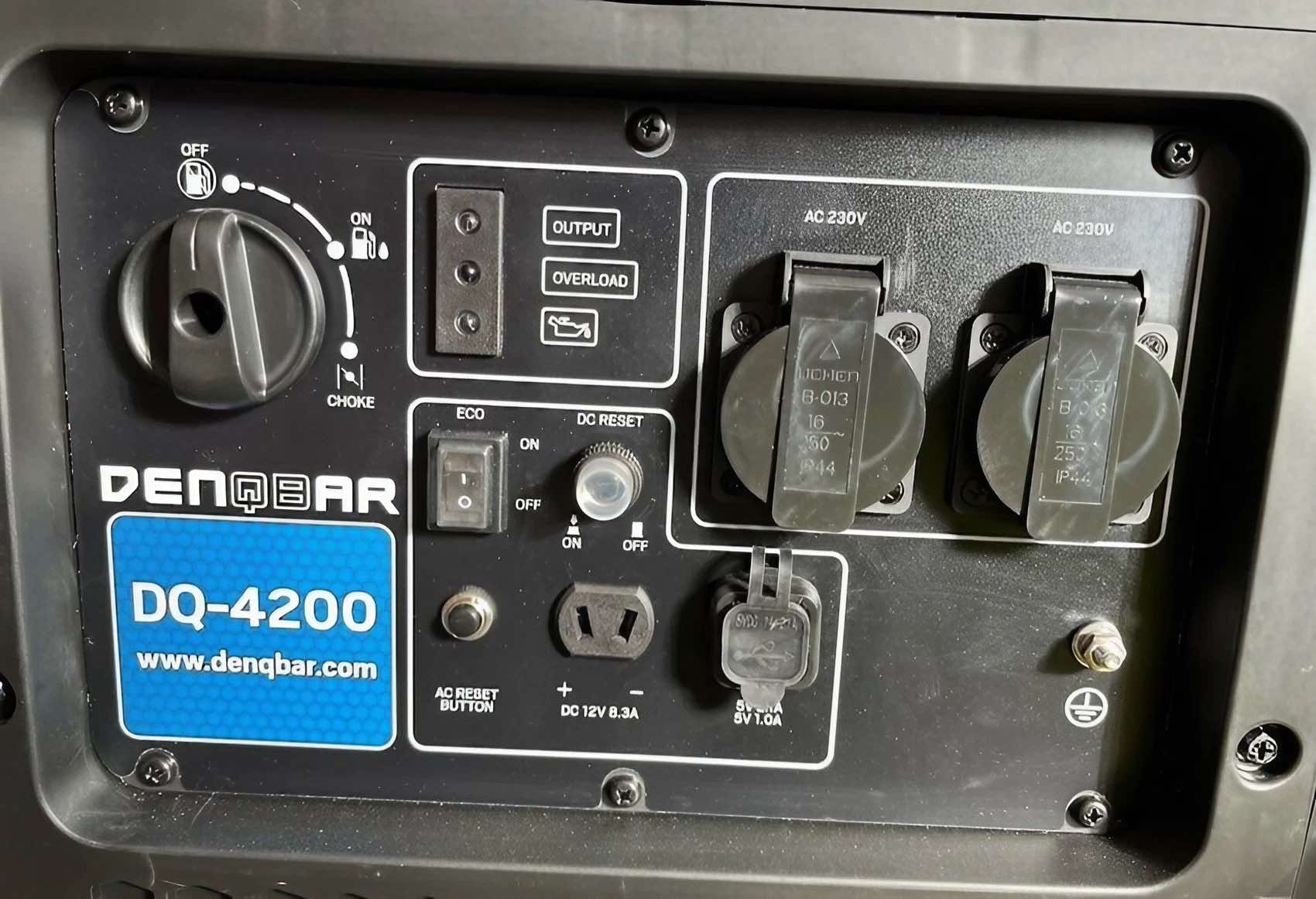 Das Anschlusspanel beim DENQBAR DQ-4200 Inverter Stromerzeuger.