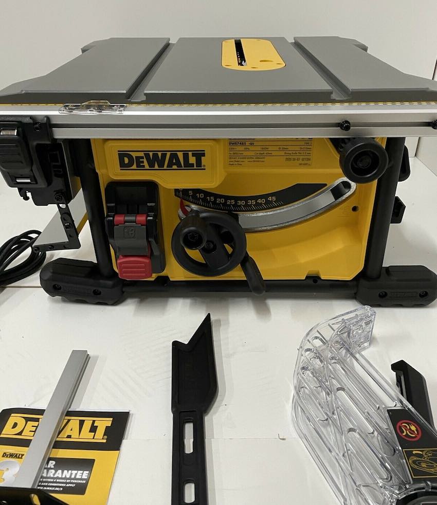 Die DeWALT DWE7485-QS Tischkreissäge aus der Nähe.