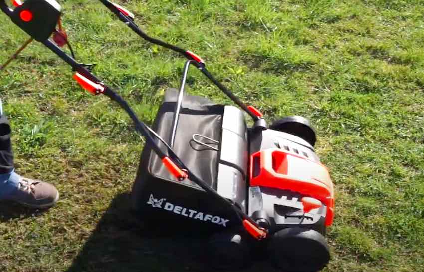 Der Deltafox DG-ESA 1536 Elektro-Vertikutierer nach dem Zusammenbau beim ersten Testlauf.