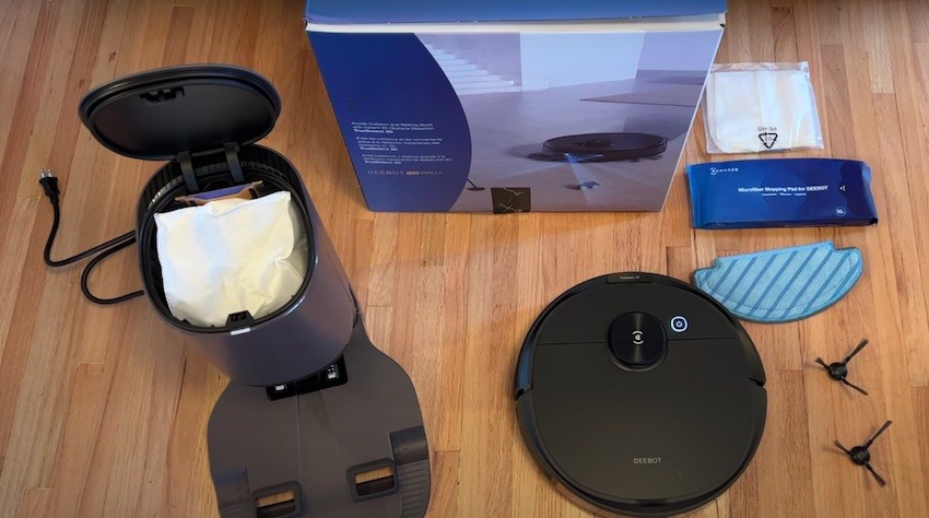 Der ECOVACS Deebot N8 Pro+ Saug- und Wischroboter mit Absaugstation inklusive Zubehör.