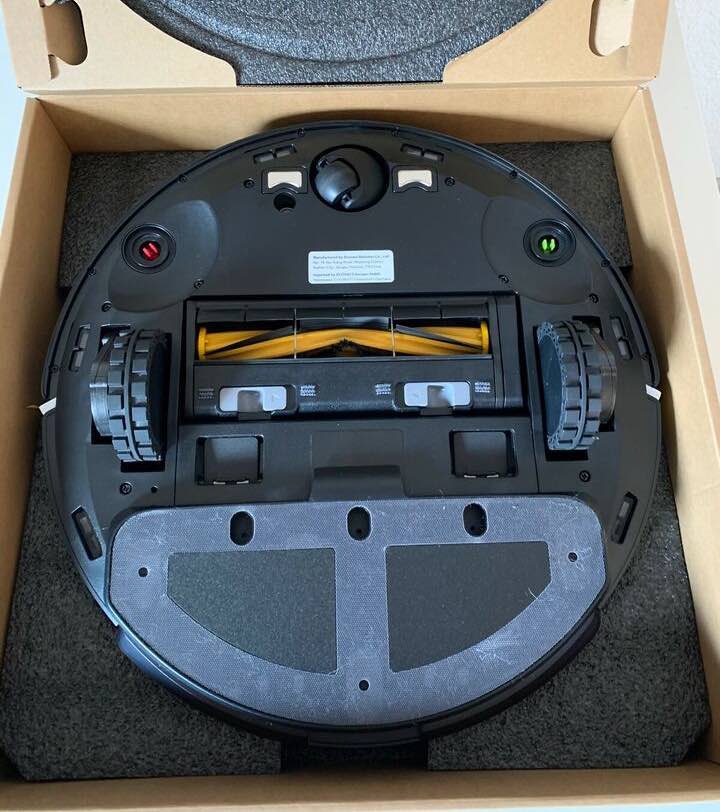 Die Unterseite des Deebot Ozmo T8+ nach mehreren Stunden Einsatzzeit.