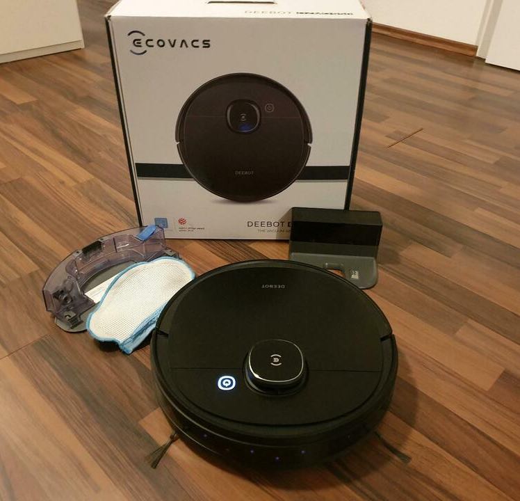 Der Ecovacs Deebot Ozmo 950 Saug- und Wischroboter nach dem Auspacken.