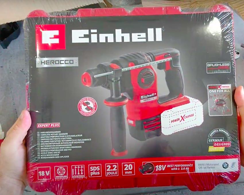 Der Einhell Herocco Akku-Bohrhammer wird in einem Transportkoffer geliefert.