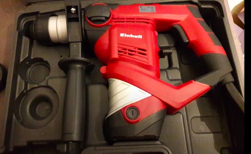 Der Einhell TC-RH 900 Bohrhammer wird in einem stabilen Koffer geliefert.