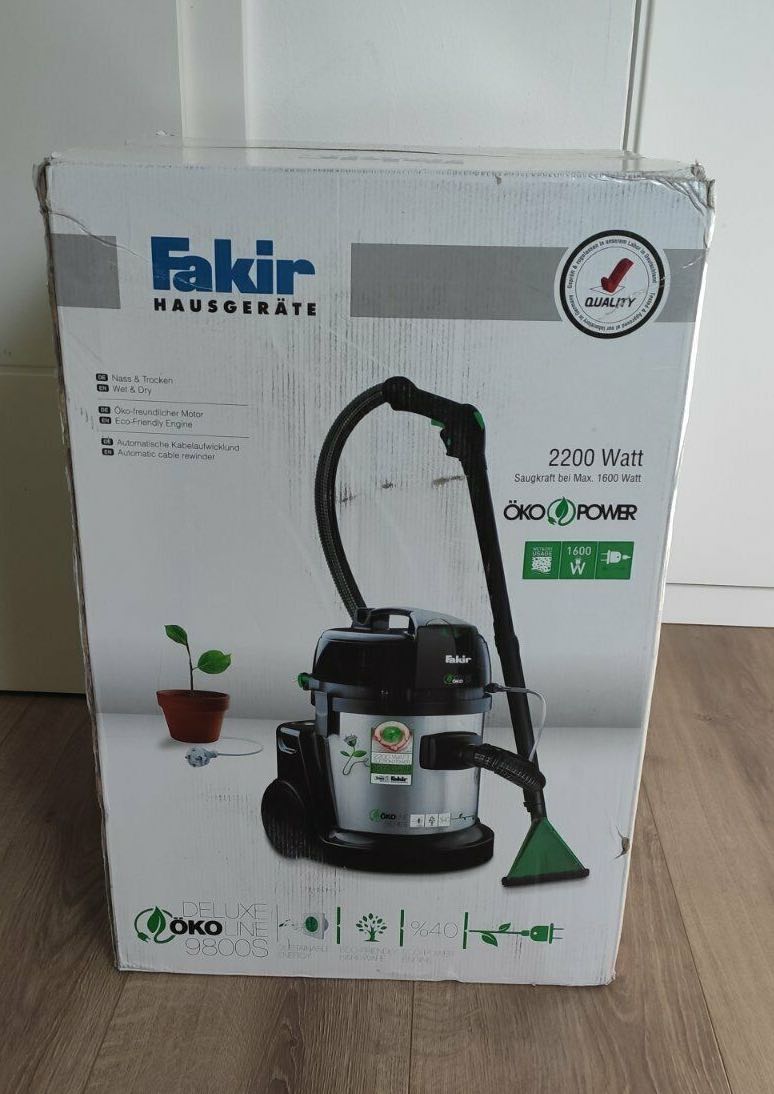 Der Fakir Premium SR 9800 S Nass-Trockensauger in der etwas ramponierten Verpackung.