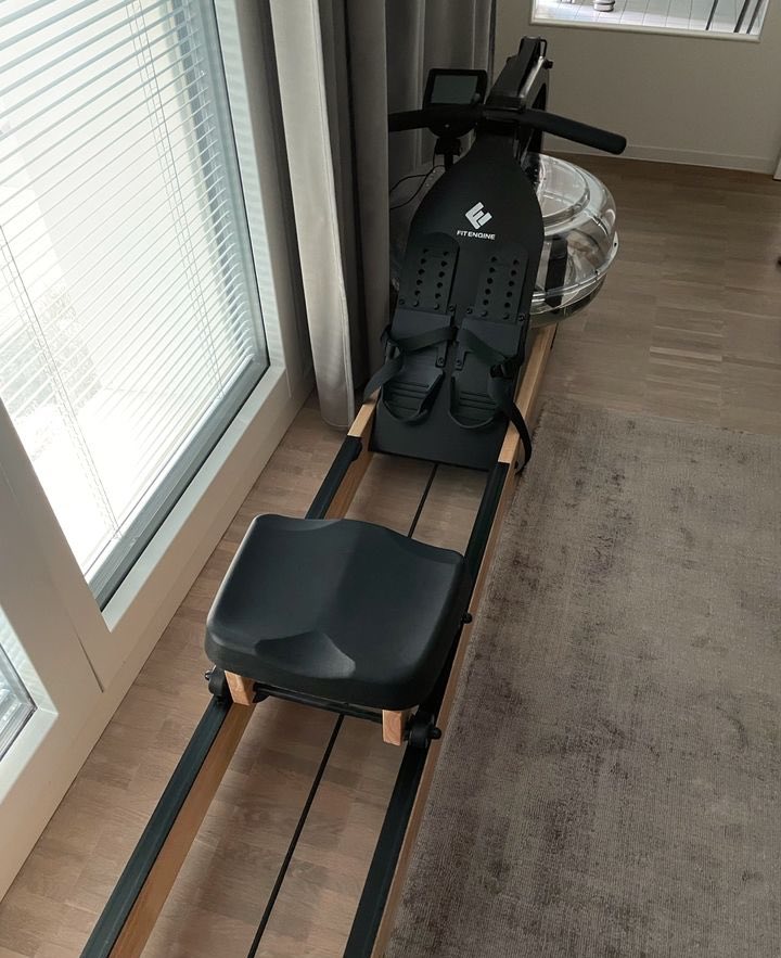 Das fertig aufgebaute FitEngine Wasser-Rudergerät.