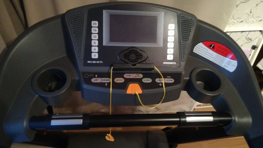 Die Bedienkonsole des Fitifito FT850 Profi Laufbands ist recht spartanisch gehalten.