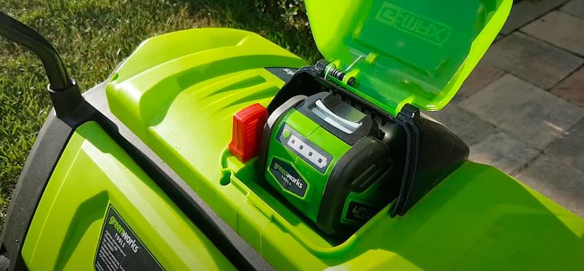 Der Greenworks G40DT35 Akku-Vertikutierer ist bereit für seinen ersten Arbeitseinsatz.